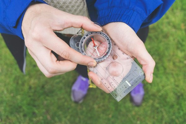 Comment planifier un voyage pour observer les phénomènes naturels rares tels que les geysers en éruption ?